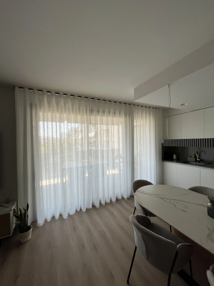 Cortinas blancas de onda perfecta y entrada de luz natural