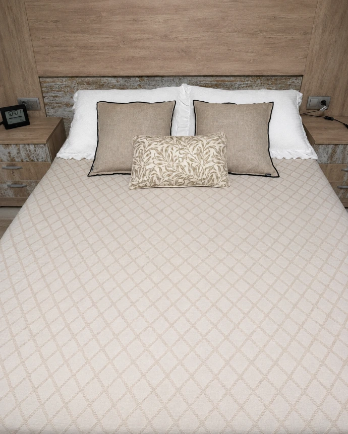 Dormitorio con tonos luminosos, naturales y estampados delicados