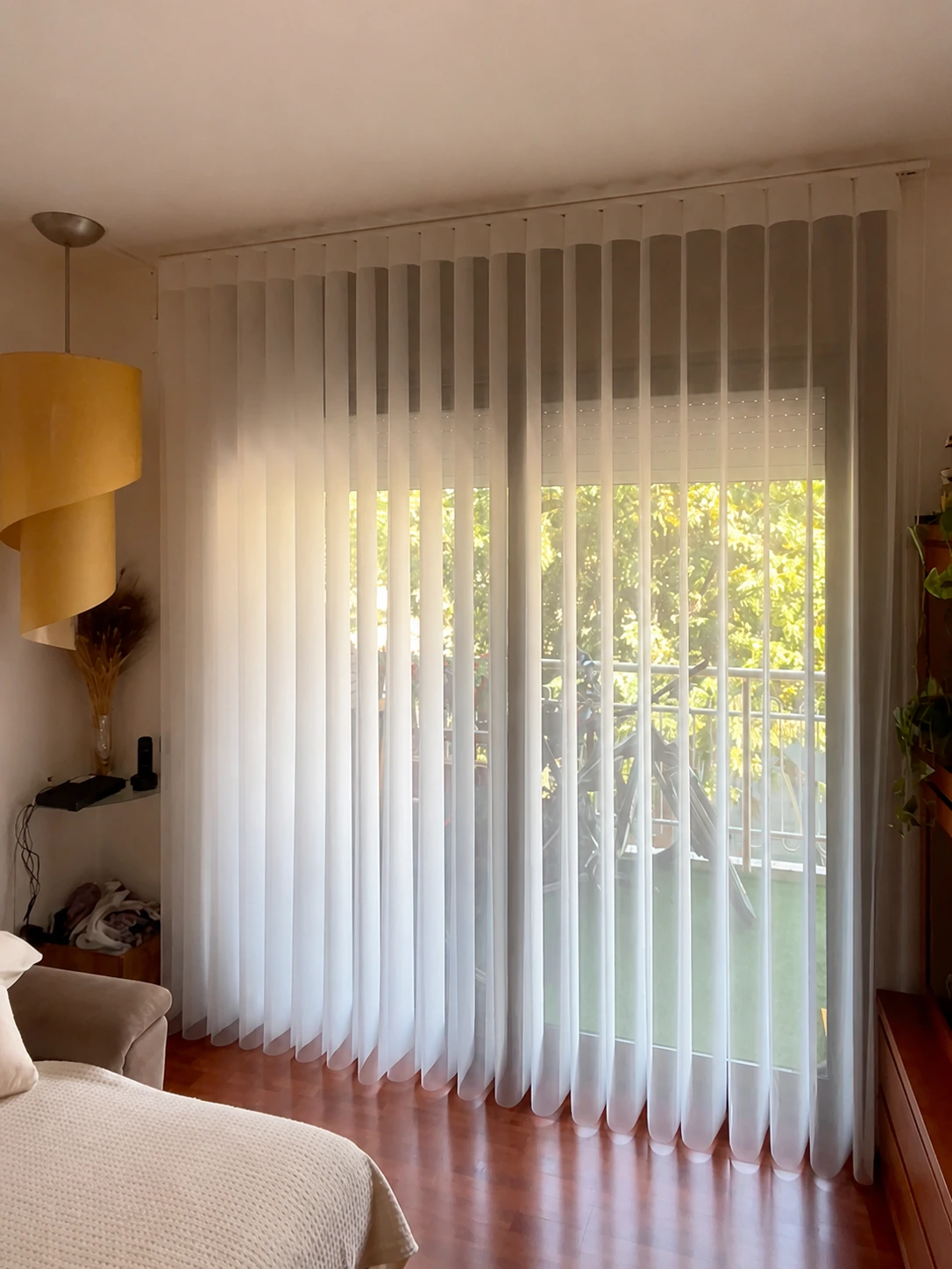 Salón comedor con cortinas translúcidas a medida y acceso al exterior