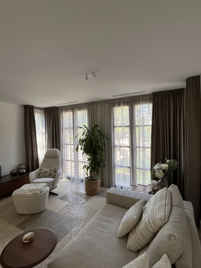 Dormitorio con cortinas dobles a medida y acceso al jardín